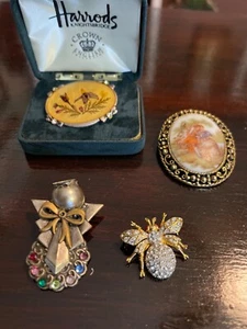 Assorted pins with a collectors item - Picture 1 of 2