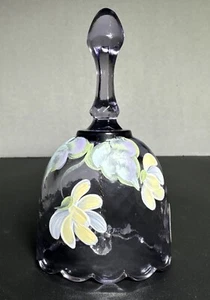 Campana Fenton vintage de vidrio púrpura pintada a mano firmada S Whitlatch festoneada - Imagen 1 de 3