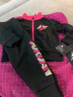 全新带标签 全新 Nike 女宝宝 婴儿 Jordan 粉红色 黑色 夹克 裤子 尺寸 12 个月  — 第 1/4 张图片