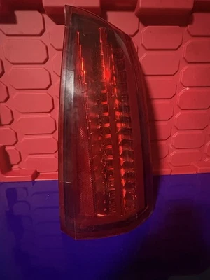 Luz trasera Cadillac STS (lado del pasajero) Foto 1 de 4