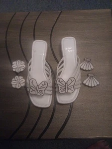 Bellini Sport Women’s White Slip On Sz 7W Butterfly/Flower,/Shell Sandals NEW - Picture 1 of 6