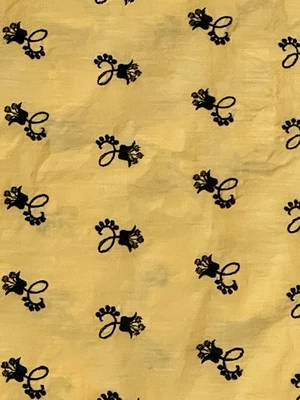 Tecido floral vintage algodão amarelo com flores bordadas pretas 1,26 jardas x 35 - Imagem 1 de 4