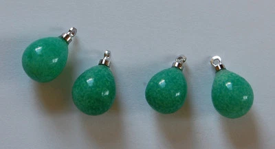 ВИНТАЖНЫЙ 4 JADETTE НЕФРИТОВОЕ ЗЕЛЕНОЕ СТЕКЛО СЛЕЗОТОЧИВЫЙ БУСИНА ПОДВЕСКИ 12 мм серебряный бусина крышка - Изображение 1 из 2