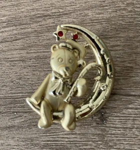 Teddybär Brosche sitzend auf MOND Anstecknadel Strass goldfarben signiert D Vintage #50 - Bild 1 von 2
