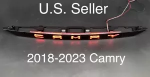 Luz central LED dinámica para maletero negro brillante para Toyota Camry 2019 - Imagen 1 de 10