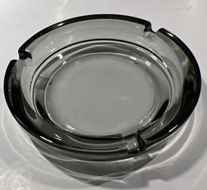 Kleiner rauchgrauer Glas Aschenbecher 4,5" rund Retro-Dekor 3 Zigarettenfächer - Bild 1 von 3