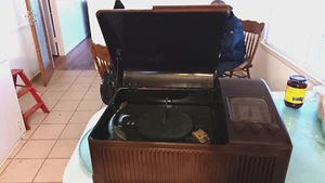 Vintage Philco Bakelite  Tube Radio,  Record Player.  (For Parts or Repair) - Picture 1 of 11