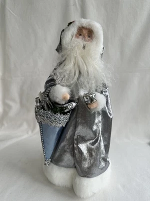 Byers Choice 2003 Papá Noel en capa forrada de piel plateada firmada Joyce Foto 1 de 4