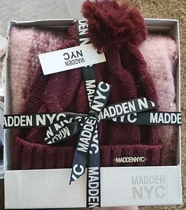 Steve Madden Damen Zopfmuster Beanie Kunstfell Bommel Schal Geschenkset Burgund & Karo - Bild 1 von 5