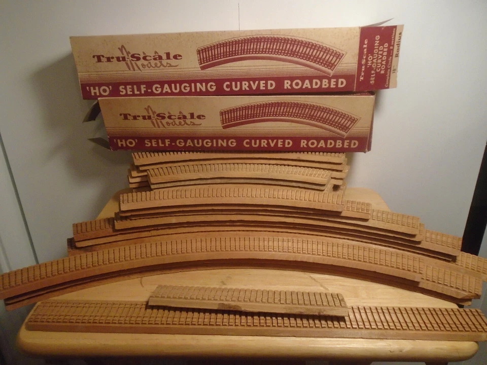 29 SECTIONS OF VINTAGE TRU-SCALE HO WOOD ROADBED + 2 BOXES - Image 1 of 1