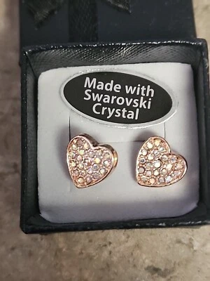 Brincos perfurados de cristal Swarovski formato de coração tom rosa novo na caixa  - Imagem 1 de 4