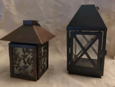 2 linternas, decoración del hogar, puertas abiertas batientes, asas. 1 metal/vidrio, 1 lata/pla Foto 1 de 4