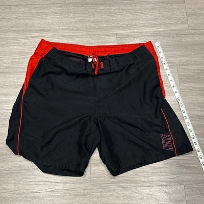 Bañador vintage Nike para hombre grande negro rojo mini Swoosh negro Foto 1 de 4