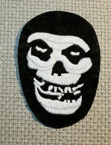 AUFBÜGLER AUFNÄHER PATCH TOTENKOPF GESTICKT ZUM AUFBÜGELN MISFITS - Bild 1 von 1