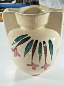 Jarrón/frasco de estudio vintage de cerámica blanca pintado a mano con diseño de flor y firmado - Imagen 1 de 9