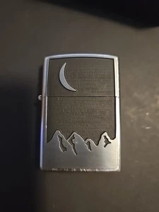 Encendedor Zippo Crescent Moon Over Mountain 2000 de colección sin imprimir nuevo - Imagen 1 de 4