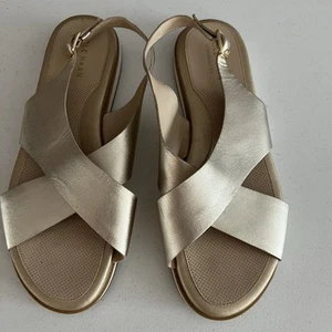 Sandalias Cole Haan Grand Series Mira Metálicas Doradas Banda Cruzada Cuero 9.5B - Imagen 1 de 10