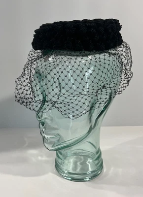 Hermoso sombrero pastillero negro Fascinador con velo Miss Sally Victor de colección ~ En muy buen estado Foto 1 de 4