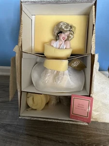 NIB Franklin Mint Marilyn Monroe Seven Year Itch Doll stand & Shipper - Picture 1 of 5