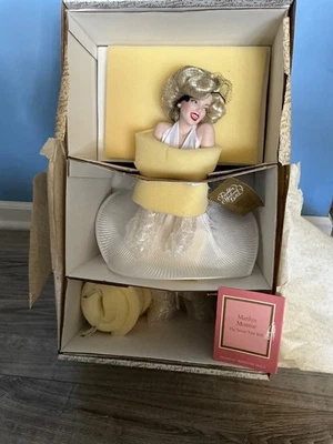 NUEVO EN CAJA Franklin Heirloom Marilyn Monroe siete años picazón muñeca soporte y remitente Foto 1 de 4
