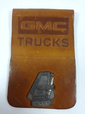 Indianápolis 500 1975 insignia de pozo plateada y soporte de credencial de camiones GMC BNur Foto 1 de 4