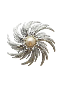 VINTAGE SARAH COVENTRY Silver Tone LARGE PINWHEEL BROOCH PIN Faux Pearl FLOWER - Picture 1 of 4