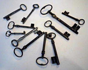 10 Antique FRENCH KEYS iron / longest 6 1/4" / shortest 2 1/2" 06 - Picture 1 of 2