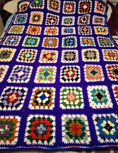 NEUF FAIT MAIN ULTRA VIOLET multicolore GRANNY SQUARES AFGHAN (lot#199) - Photo 1 sur 2