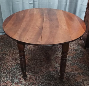 Table Louis Philippe en noyer - Photo 1/15
