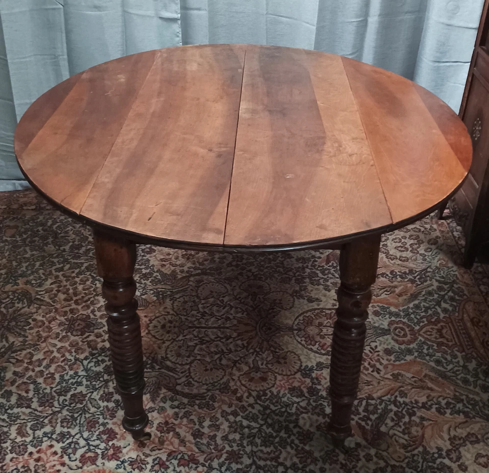 Table Louis Philippe en noyer - Photo 1/4