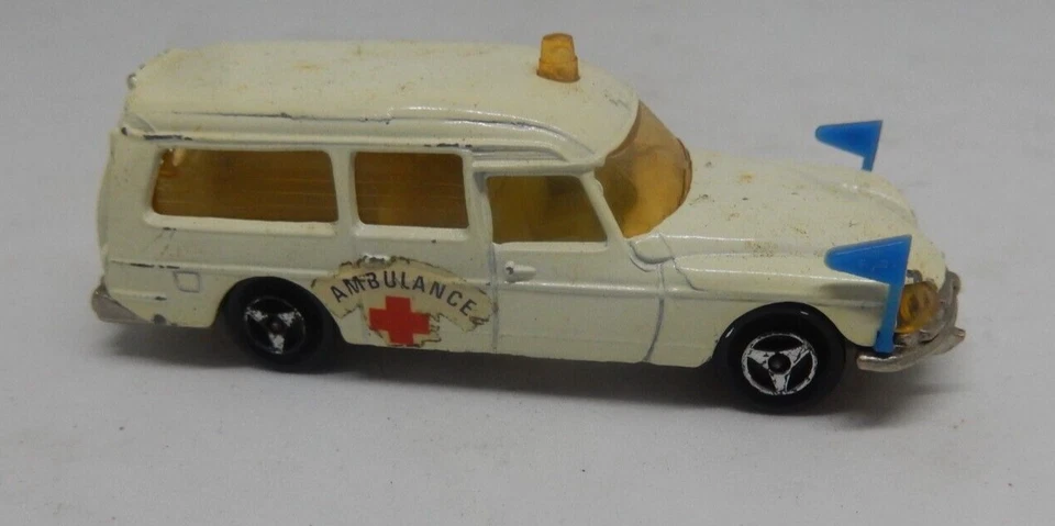 MAJORETTE DS 21 AMBULANCE  - N. 206 .  SCALA 1.65 - Immagine 1 di 4