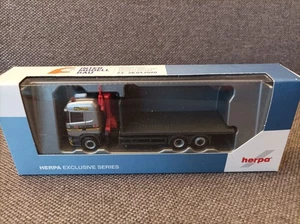 Herpa H0 1:87 en EMBALAJE ORIGINAL - 940184 Scania R09 HL camión plano con grúa "Bloedorn" - Imagen 1 de 7