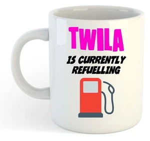 Twila Es Actualmente Reabastecimiento Taza Rosa - Divertido,Regalo,Nombre, - Imagen 1 de 1
