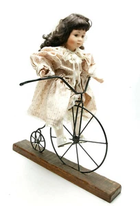 Muñeca antigua, década de 1920, 18" de alto con pelo largo en enorme bicicleta de metal con soporte. Bonito. - Imagen 1 de 7