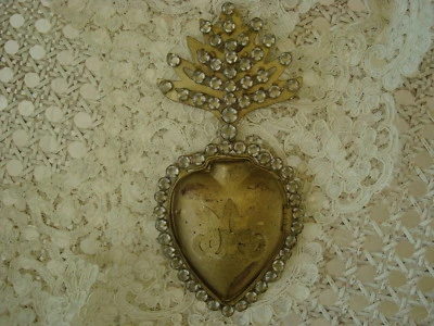 REPRODUÇÃO DE STRASS COM JOIAS OURO EX VOTO CORAÇÃO SAGRADO **LINDO** - Imagem 1 de 4