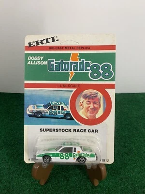 1980 Ertl Bobby Allison #88 Gatorade escala 1/64 diecast en tarjeta sin perforar Foto 1 de 4