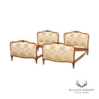 Par de camas dobles tapizadas con marco tallado estilo Luis XV francés Foto 1 de 4