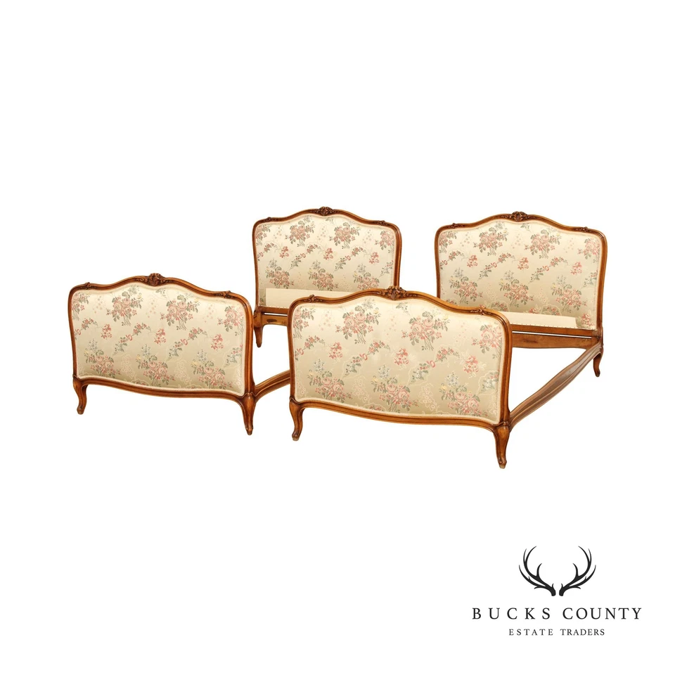 Par de camas dobles tapizadas con marco tallado estilo Luis XV francés Foto 1 de 4