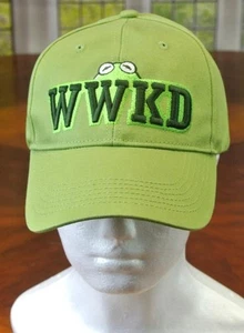 Cappello berretto baseball ricamato regolabile Disney Parks WWKD cosa farebbe Kermit - Foto 1 di 1