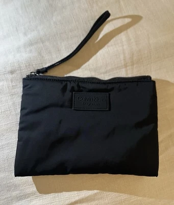 Bolsa de cosméticos acolchada negra Calvin Klein Foto 1 de 3
