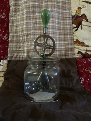 Batidor batidor de huevos de manivela de 1,5 qt Duraglas Jar con mango verde (grieta en vidrio) Foto 1 de 4