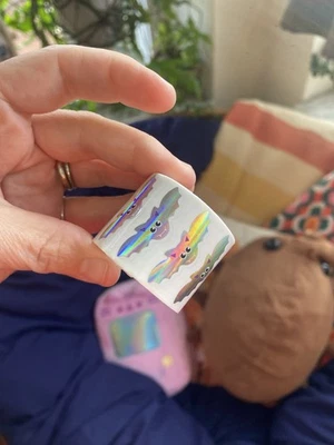 Lindo rollo de pegatinas de murciélago brillante: rollo de 500 pegatinas de murciélago plateadas iridiscentes de 1 pulgada Foto 1 de 4