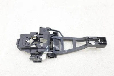 Base de manija de puerta exterior delantera izquierda Ford F1EZ-5826685-A Focus 2016-2018 nueva OEM Foto 1 de 4