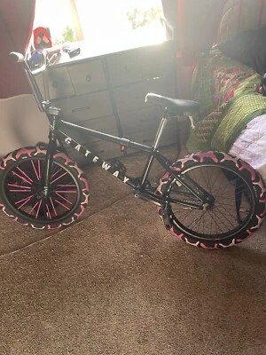 Bicicleta BMX Completa Cult Gateway 20.5" - Neumáticos Negros/Goma Foto 1 de 4