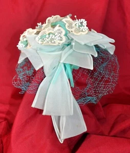 VTG 1950S MR JOHN DESIGNER FASCINATOR HAT, CAPRICE W BLUE DAISEYS, SPRING SUMMER - Picture 1 of 9