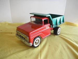 TONKA DUMP TRUCK VERY NICE ORIGINAL RED & GREEN PRESSED STEEL - Picture 1 of 10