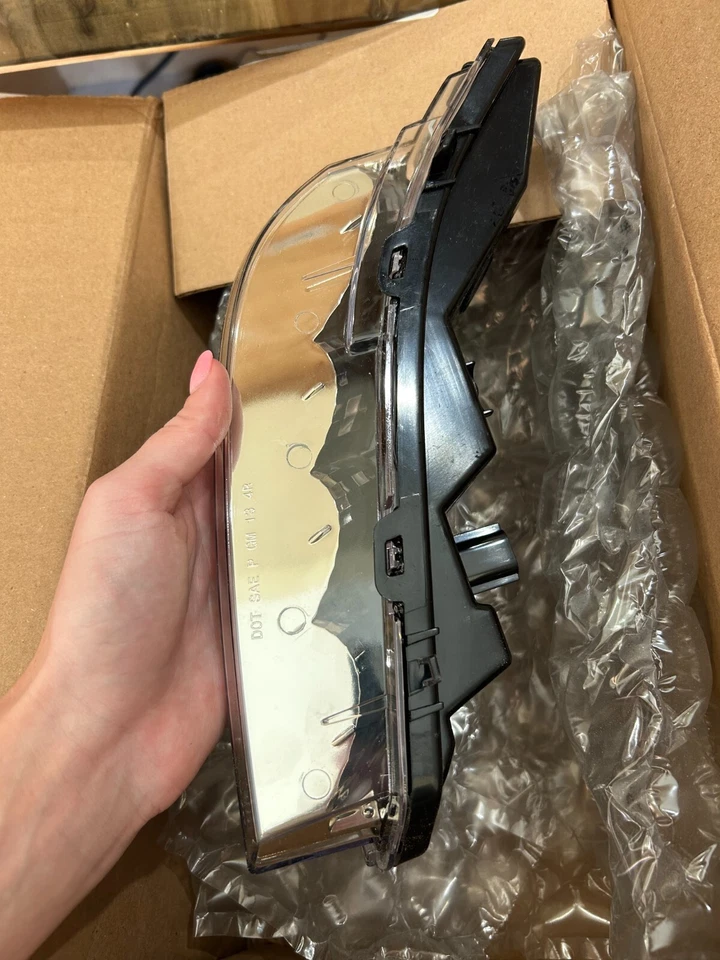 GM Buick Enclave Driver Side Parking and Turn Signal Lamp (20956919) Foto 1 de 3