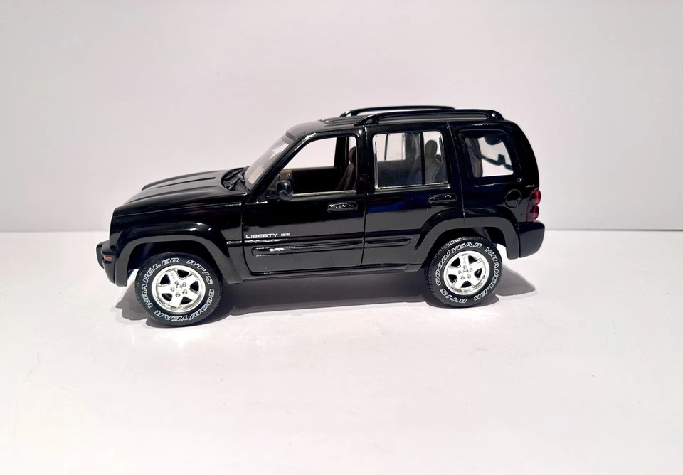 Matchbox 2004 Jeep Liberty Limited 4X4 Black 1/18 Scale Model Car NO TAILGATE - Image 1 of 4
