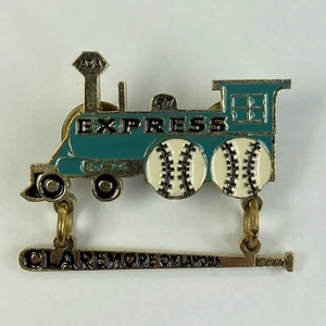 1997 Claremore Ok Express tren locomotora niñas softbol lanzamiento rápido sombrero pasador - Imagen 1 de 4