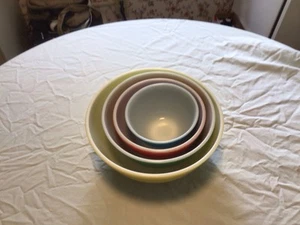 VINTAGE PYREX PRIMÄRFARBEN VERSCHACHTELTE RÜHRSCHÜSSELN 4er SET Grün Gelb Blau Rot - Bild 1 von 3